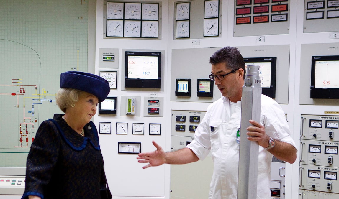 La reine beatrix des pays-bas visite la centrale nucleaire de petten