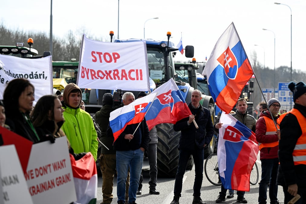 Photo des agriculteurs qui se rassemblent lors d'une manifestation a la frontiere avec la republique tcheque