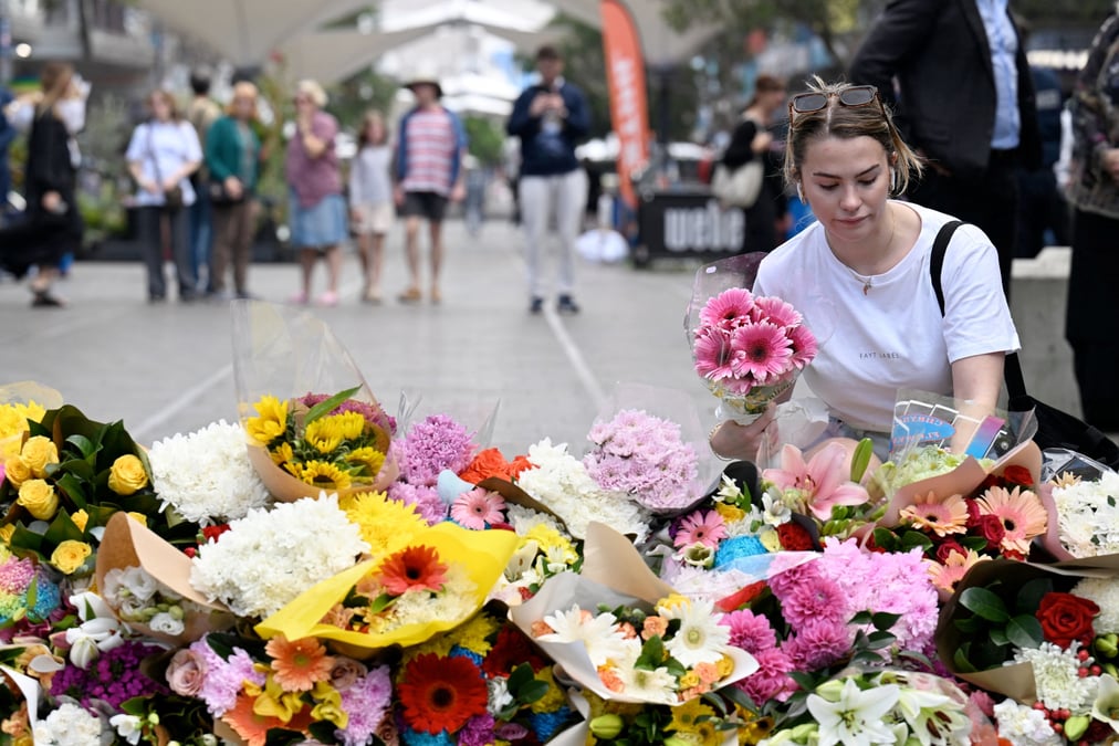 Une femme se recueille sur les lieux de l'agression a bondi junction, a sydney, en australie