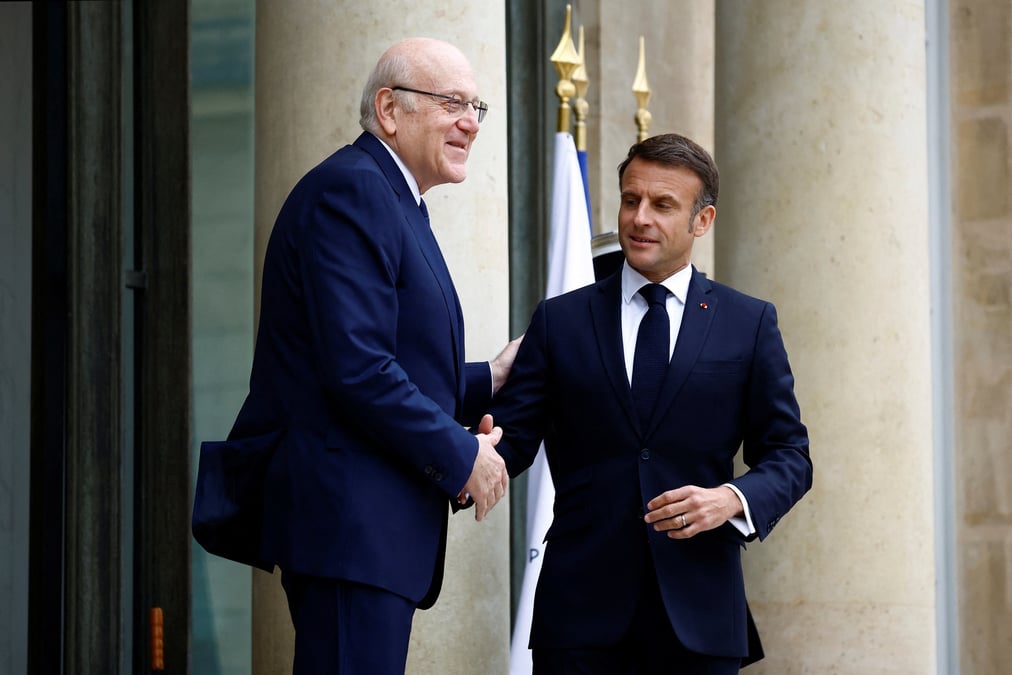Emmanuel macron accueille le premier ministre par interim du liban najib mikati