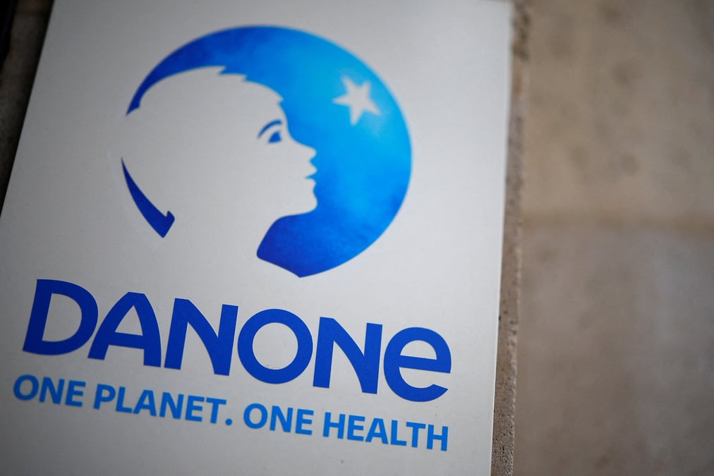 Logo du groupe alimentaire francais danone au siege de l'entreprise a paris