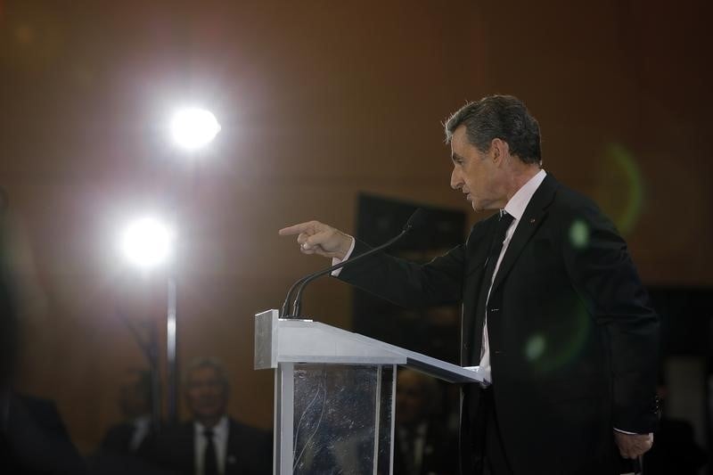 Sarkozy replique a macron, le "donneur de lecons"