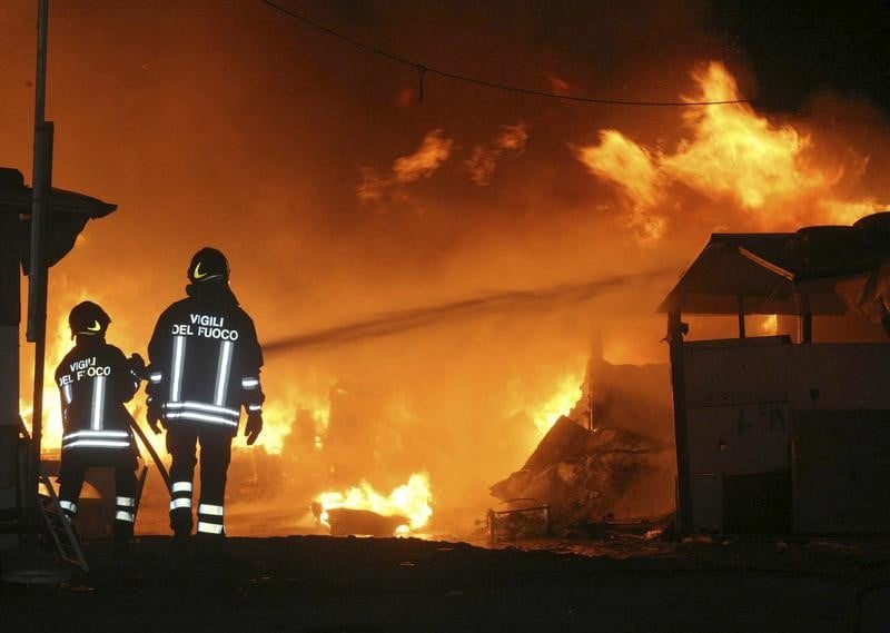 Quinze pompiers italiens soupconnes d'avoir provoque des incendies