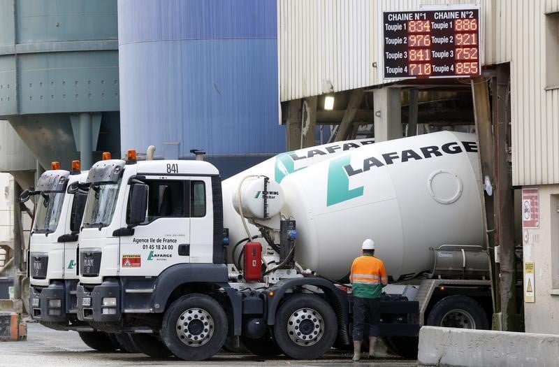 Des bouteilles de gasoil sous des camions lafarge a paris