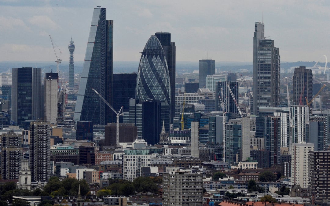 Grande-bretagne: la croissance de l'activite ralentit, les tensions sur les prix augmentent, selon le pmi
