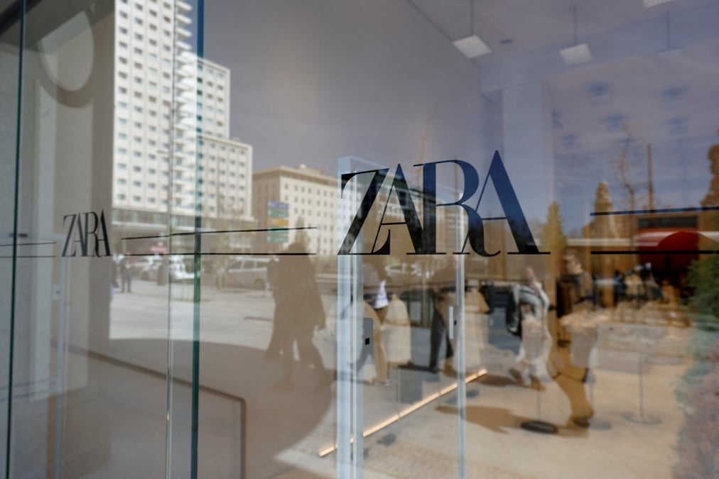 Le logo de zara sur une fenetre de l'un des magasins de l'entreprise a madrid, en espagne