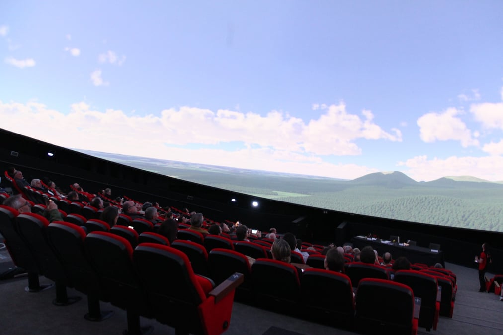 Le nouveau planétarium de Vulcania peut accueillir plus de 300 personnes et a coûté près de 11 millions d'euros.