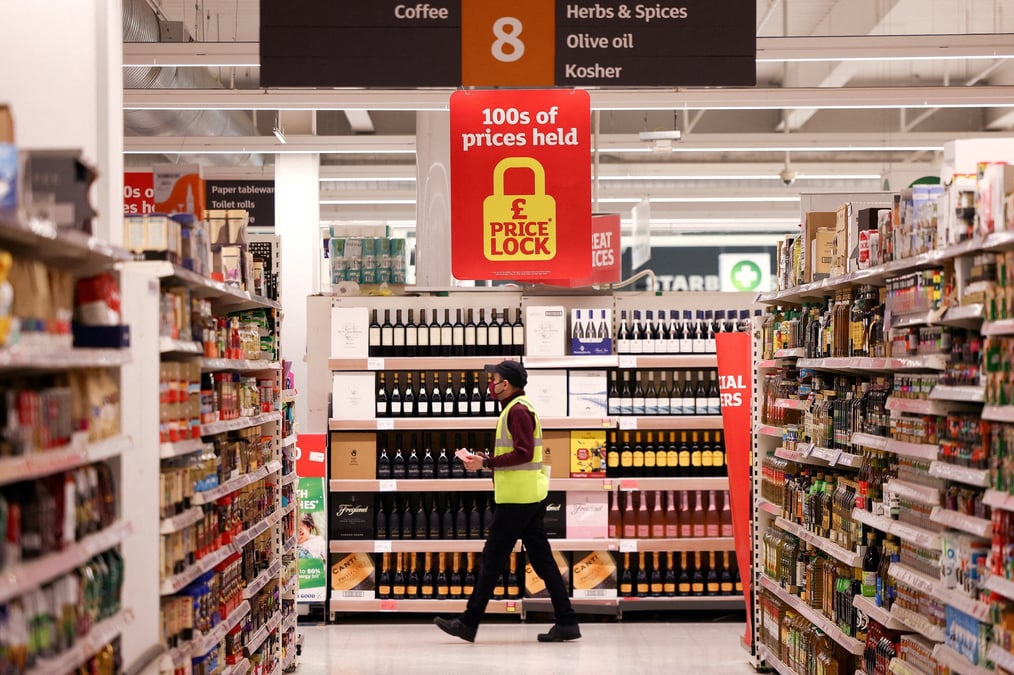 Photo d'archives d'un employe de sainsbury's
