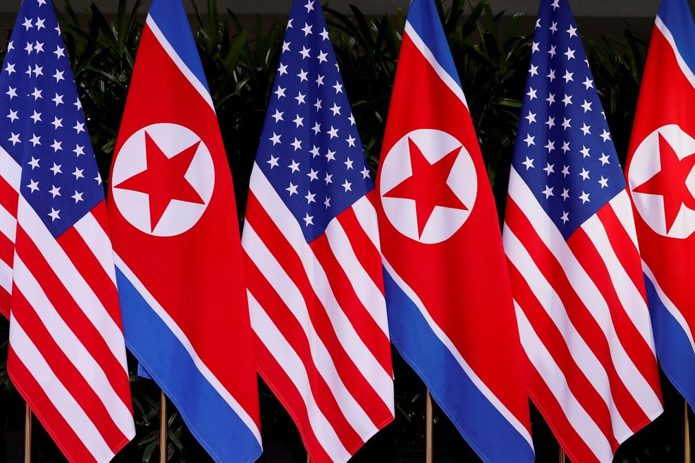 Photo d'archives des drapeaux americains et nord-coreens