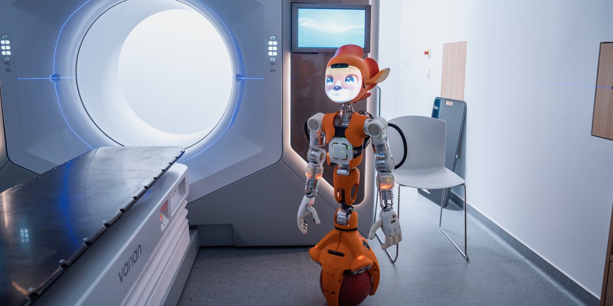 Le robot humanoïde Miroki, conçu par Enchanted Tools pour l'Institut du cancer de Montpellier, aura vocation à accompagner les jeunes patients durant leurs séances de radiothérapie pour les rassurer et les distraire.