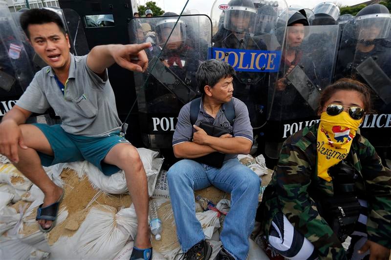 La police investit plusieurs camps d'opposants à Bangkok