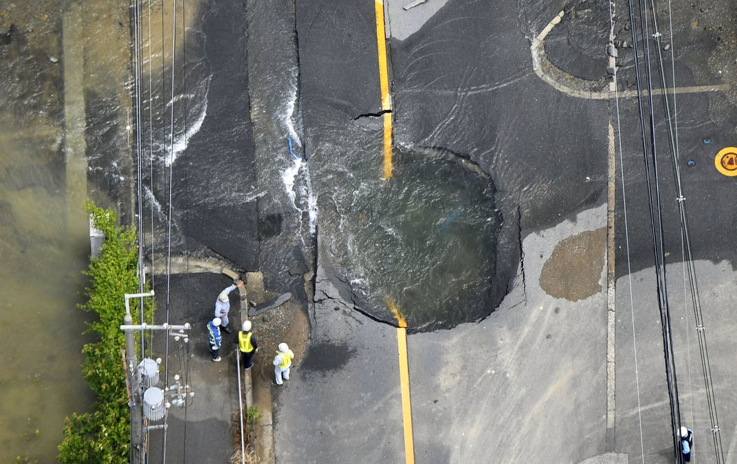 Trois morts dans un tremblement de terre a osaka au japon