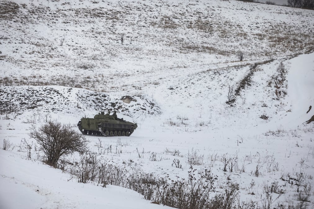 Photo d'un militaire ukrainien monte au sommet d'un vehicule de combat d'infanterie bpm-1 dans la ville de premiere ligne de bakhmut