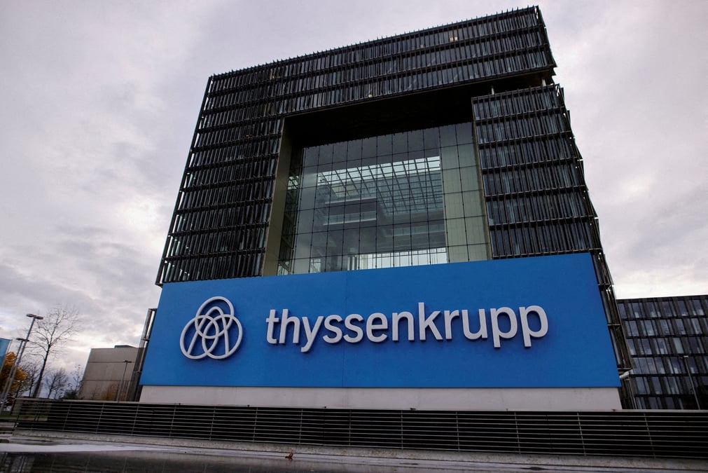 Photo d'archives montrant le logo de thyssenkrupp au siege social de thyssenkrupp a essen, en allemagne