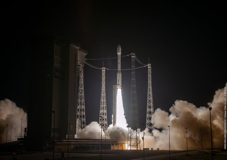Vega s'est élancée avec succès depuis le Centre Spatial Guyanais en emportant le satellite d'observation de la Terre de nouvelle génération THEOS-2, le satellite météo taïwanais Formosat-7R/Triton ainsi que dix charges utiles auxiliaires (photo : lancement VV23)