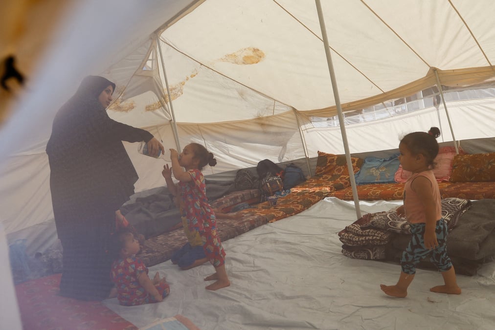Des palestiniens fuyant leur domicile suite aux frappes israeliennes, s'abritent dans un centre gere par les nations unies a khan younis
