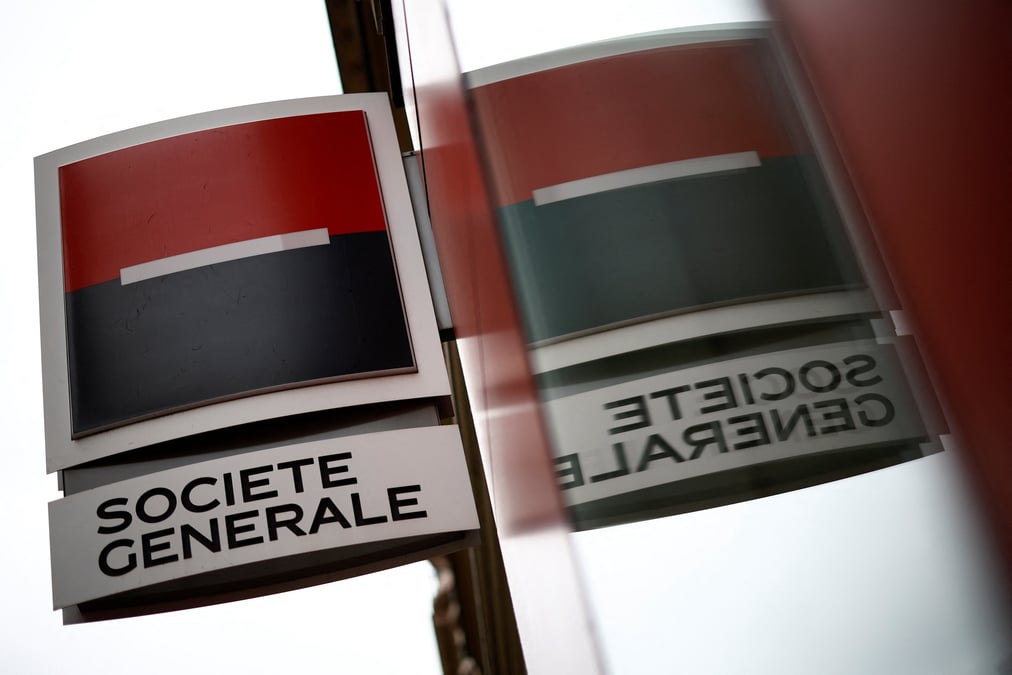 Le logo de la banque francaise societe generale est visible a l'exterieur d'un immeuble bancaire a paris