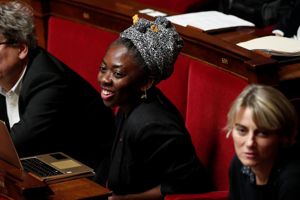 Enquete pour injures racistes apres l'article de valeurs actuelles sur obono