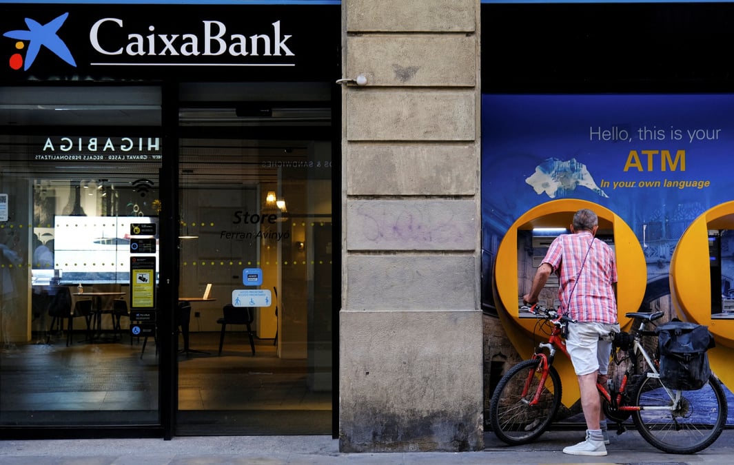 Un guichet automatique caixabank a barcelone