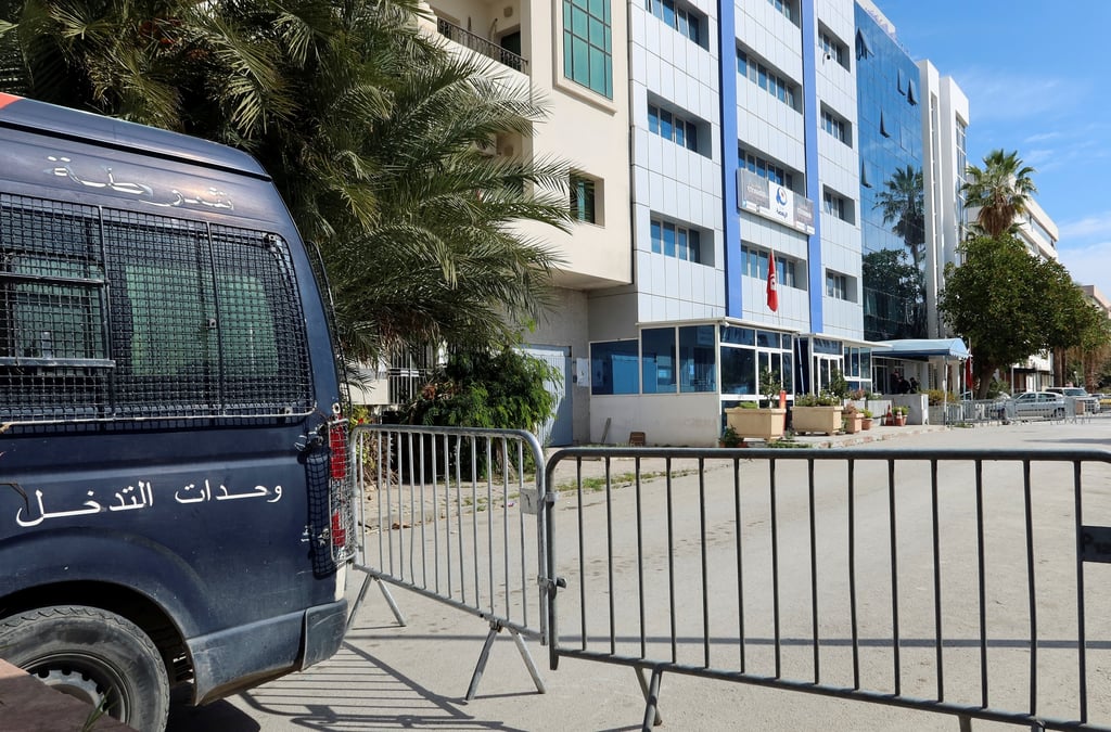 Photo d'un vehicule de police stationne pres du batiment du siege du parti islamiste ennahda a tunis