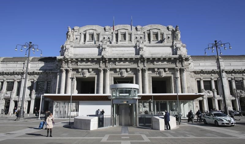 Un homme poignarde un militaire et un policier a la gare de milan
