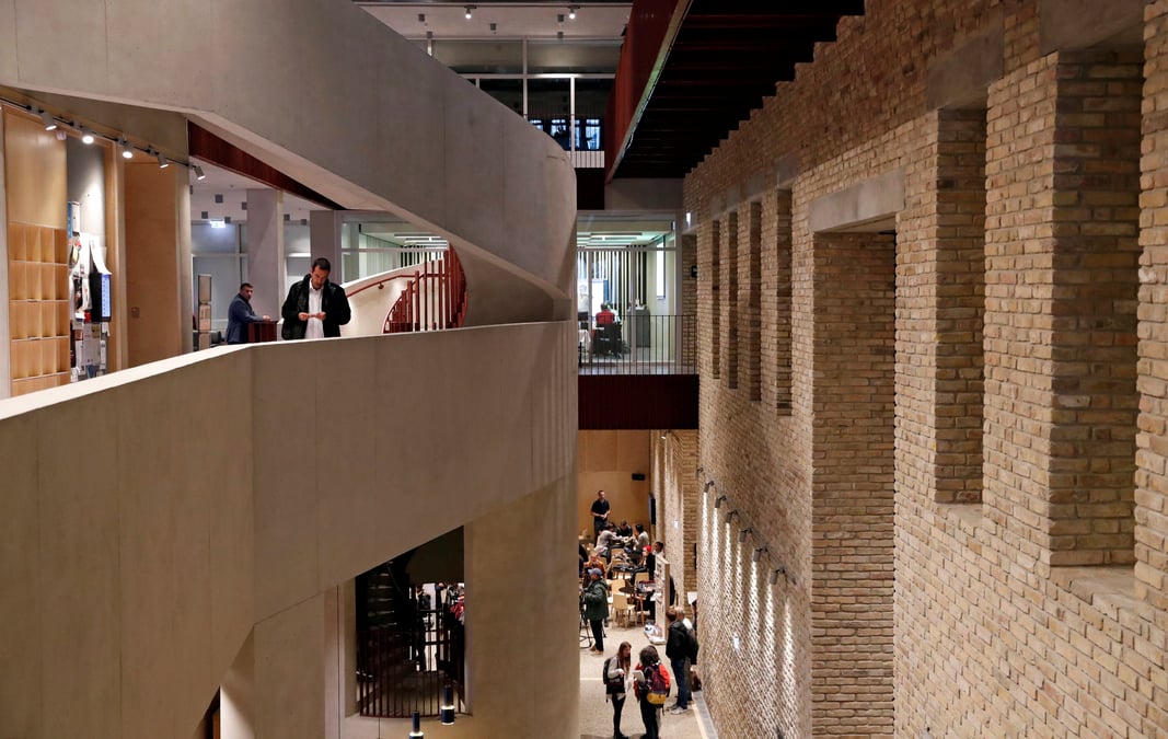 L'universite fondee par soros pourrait quitter budapest pour vienne