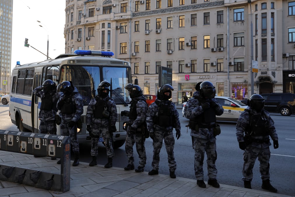 Plus de 900 arrestations lors de manifestations anti-guerre en russie
