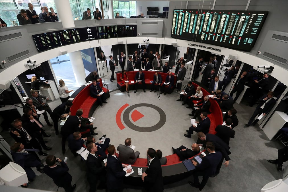 Photo d'archives de traders travaillant au london metal exchange, a londres