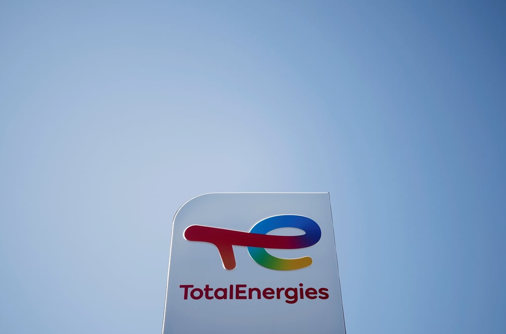 Photo du logo de totalenergies dans une station-service a treillieres