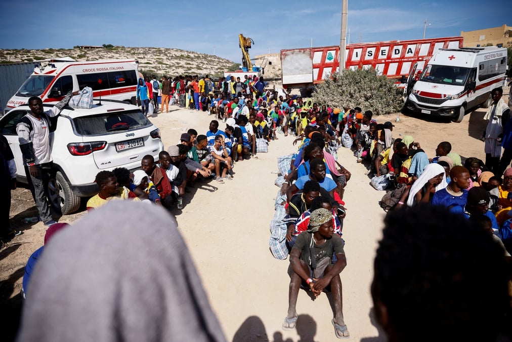 Des personnes migrantes attendent d'etre transferees sur le continent, depuis lampedusa en italie