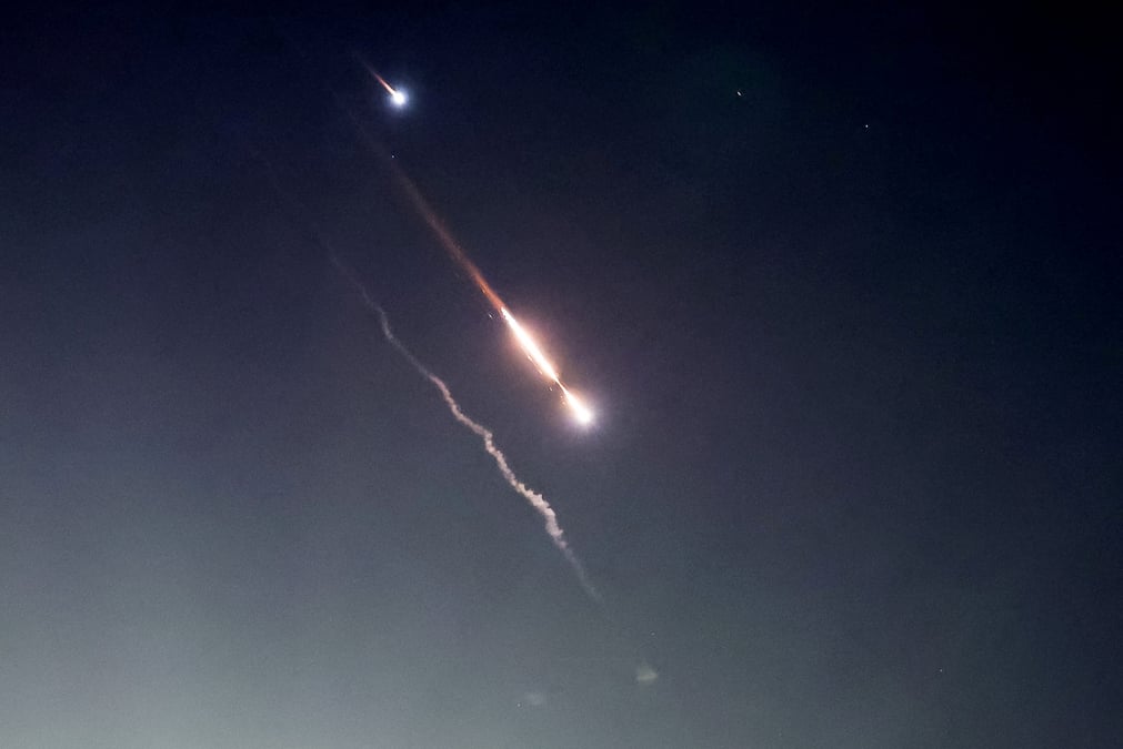 Des objets visibles dans le ciel de jerusalem apres l'attaque iranienne