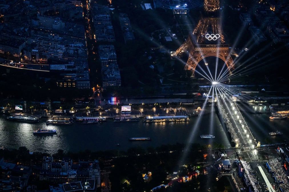 Sur la journée de vendredi, France 2 a aussi largement dominé ses concurrentes avec 57,2% de part d'audience, contre 9% pour TF1, 3,6% pour France 3 et 2,6% pour M6.