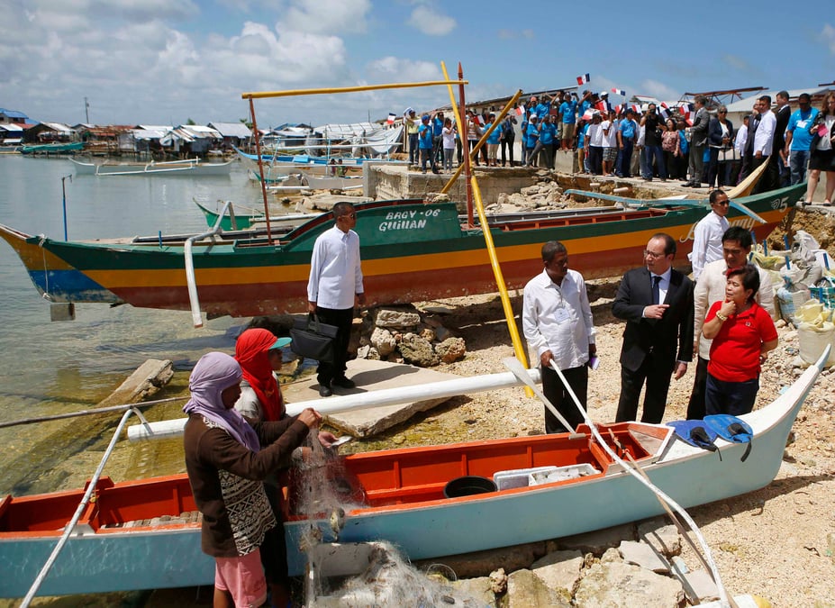 Francois hollande promet un accord sur le climat a des victimes du typhon haiyan aux philippines