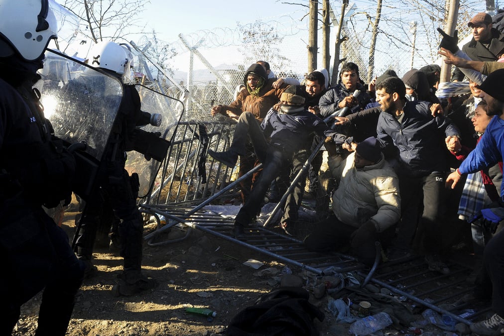 Un migrant meurt electrocute a la frontiere greco-macedonienne