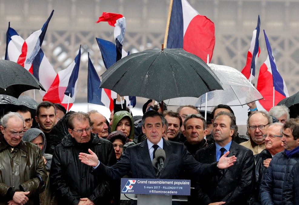 Fillon s'en remet a ses partisans et a la droite