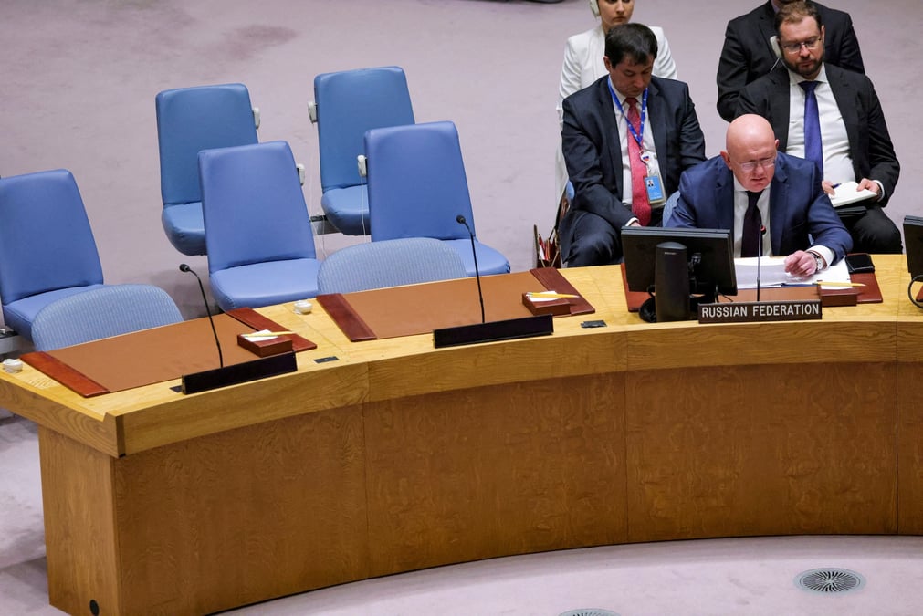 L'ambassadeur russe a l'onu, vassili nebenzia, prend la parole lors d'une reunion des membres du conseil de securite des nations unies a new york
