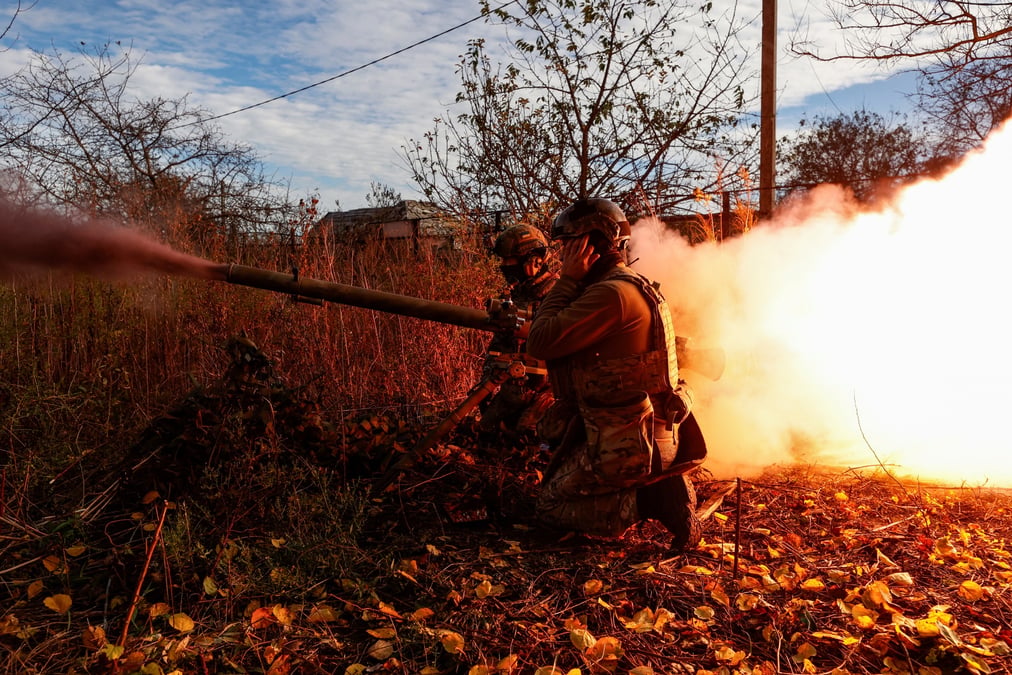 Des membres de la garde nationale ukrainienne omega special purpose tirent un lance-grenades anti-char spg-9 en direction des troupes russes dans la ville d'avdiivka, sur la ligne de front
