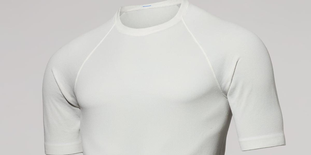 Ce t-shirt en polyester recyclé n’a pas nécessité de bouteilles, d’emballages ou de plastique vierge, mais a été fabriqué à partir de déchets textiles.