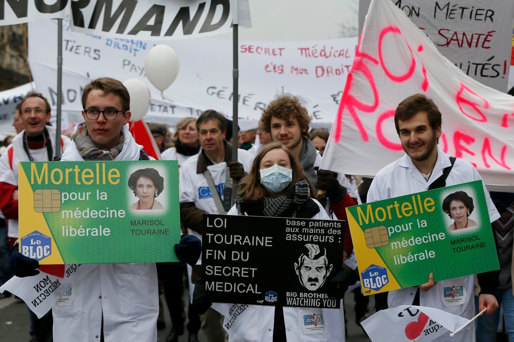 Les blouses blanches dans la rue