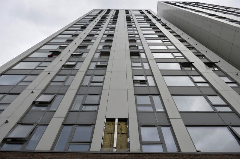 Pres de 800 logements evacues a londres apres l'incendie de grenfell