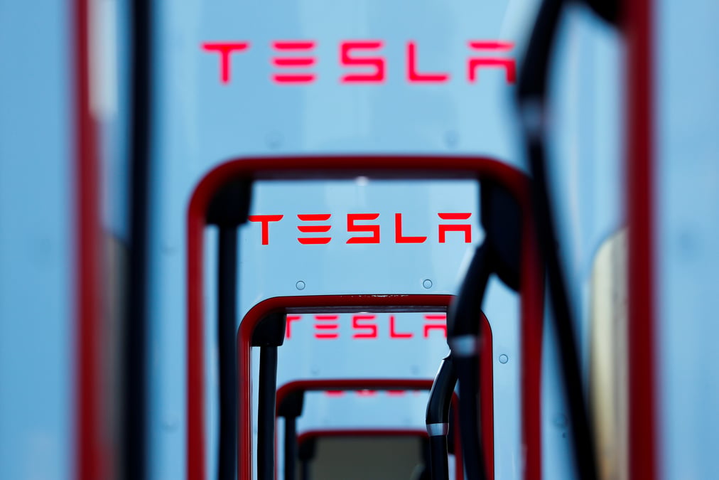 Tesla devisse apres ses resultats et la demission d'un de ses dirigeants