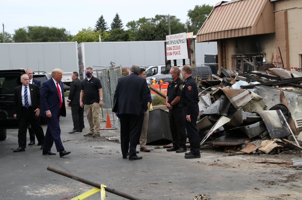 Usa 2020: trump en visite controversee a kenosha, dans le wisconsin