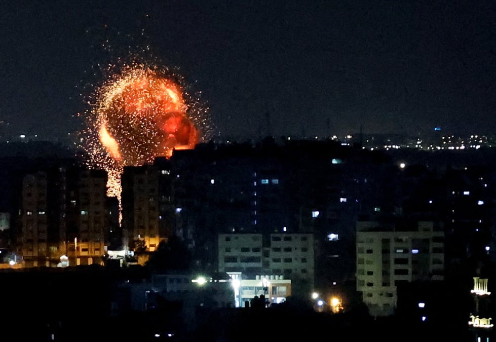 Une explosion lors des frappes israeliennes sur la bande de gaza