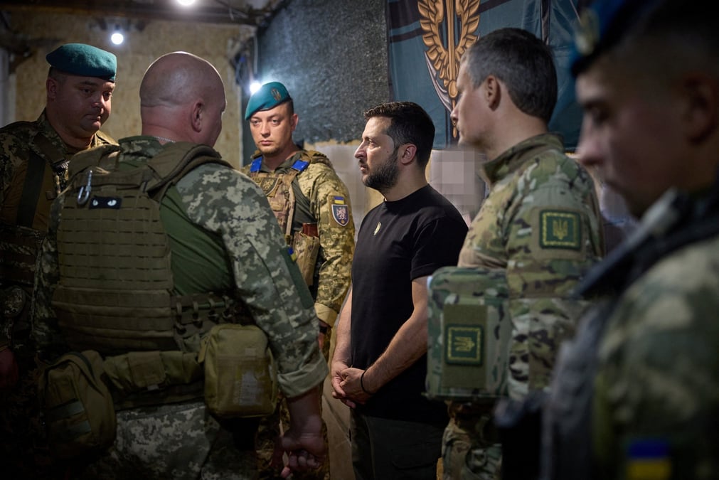 Le president zelensky visite la ligne de front