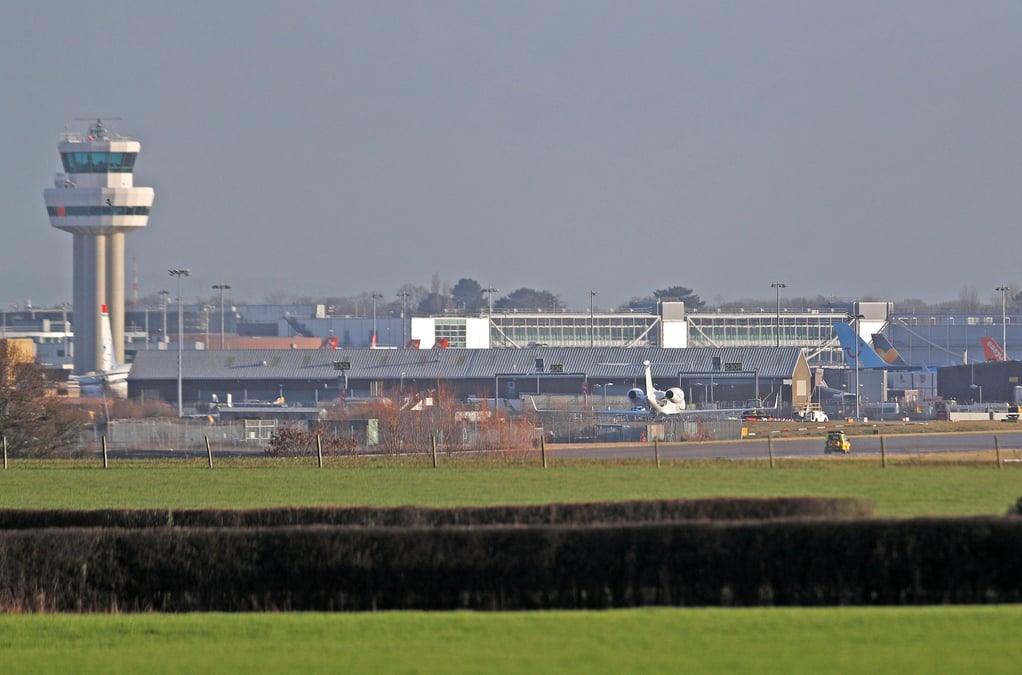 Un vehicule de police est stationne sur la piste de l'aeroport de gatwick