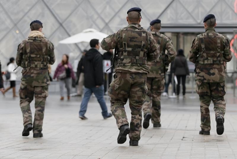 La droite presse francois hollande de legiferer sur la securite