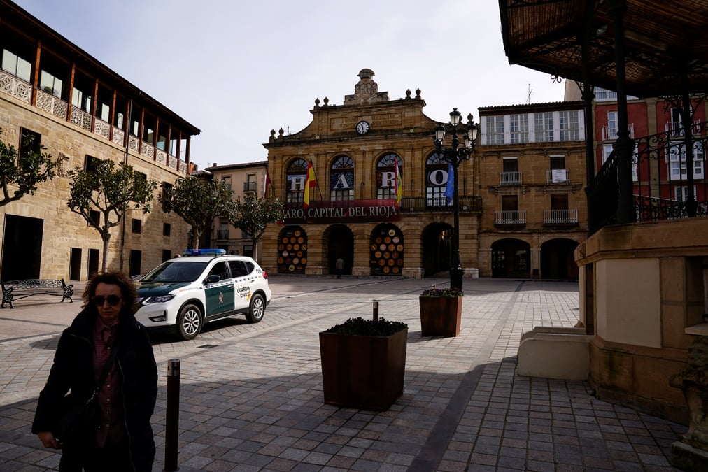 L'espagne restreint les rassemblements dans les zones a risques, le parlement en conge