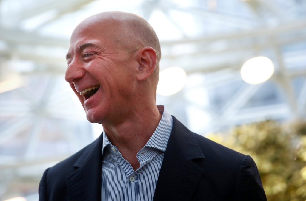 Jeff bezos en tete de la liste forbes des milliardaires us, donald trump recule