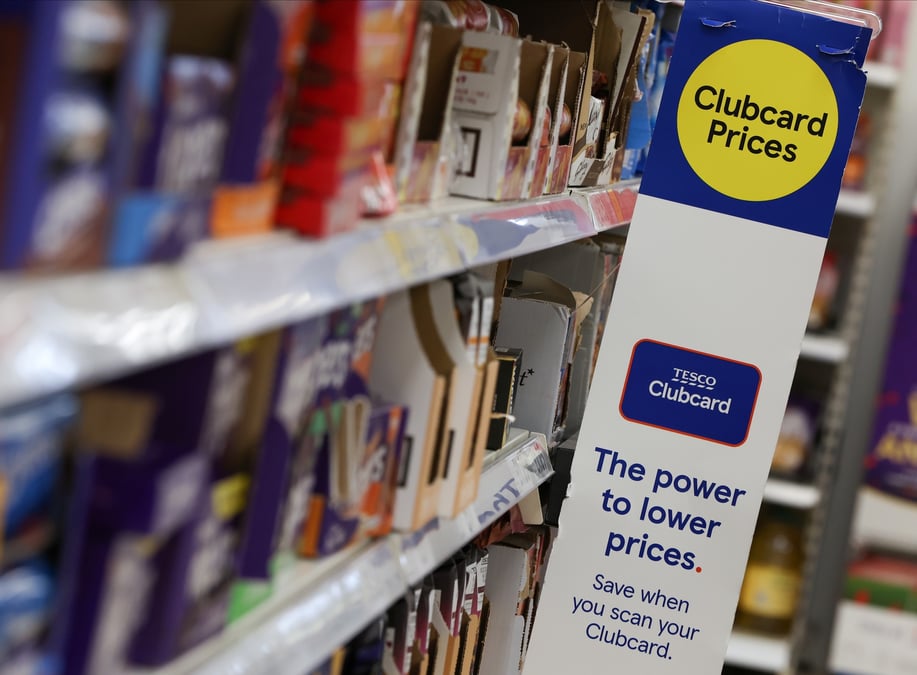 Le logo de la carte clubcard est visible a l'interieur d'un supermarche tesco extra a londres