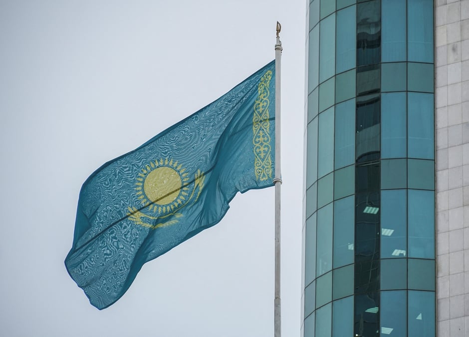 Le drapeau national du kazakhstan flotte a astana